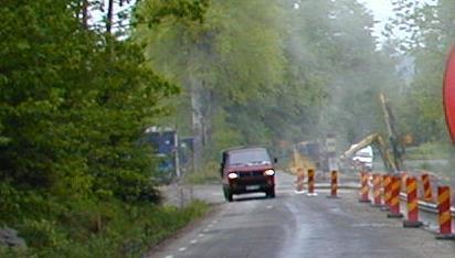50 (88) 8.14.1 Mötande fordon (körbanebredd) Vid vägarbeten med mötande trafik där arbetet inkräktar på körbana bör återstående körbanebredd för passerande trafik vara minst 6,0 m.
