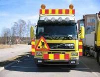 På fordon med normal fordonsutmärkning ska påbudsmärket vara i storleken stor. Normalt ska påbudsmärken inte finnas på fordon som är placerade till höger på körbanan.