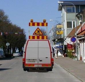 Vägmärke F25, Upplysning om körfält, ska vara i minst normalstorlek när det placeras på ett fordon. 9.3.7 Utmärkning av fordon Skärmarna ska vara placerade enligt vidstående bild.