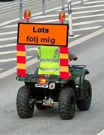 6 Lots Väghållningsfordonet ska vara utrustat med varningslykta samt med en informationstavla som är högt placerad på fordonet minst 1,6 m över vägbanan.