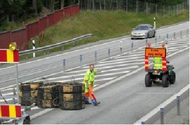 Tecknet anger att trafikanten får fortsätta framåt. X12 Kännetecken Kännetecken ska bäras både framtill och baktill. 10.