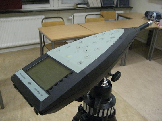 (Foto P Jakobsson 2007) Bild på den utrustning som mäter efterklangstiden i klassrummet.