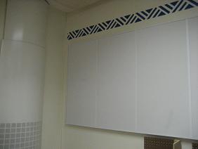 Bild 2 Ljudabsorbenter i tak i ett klassrum för normalhörande elever. Bild 3 Ljudabsorbenter på väggen i ett klassrum för normalhörande elever.
