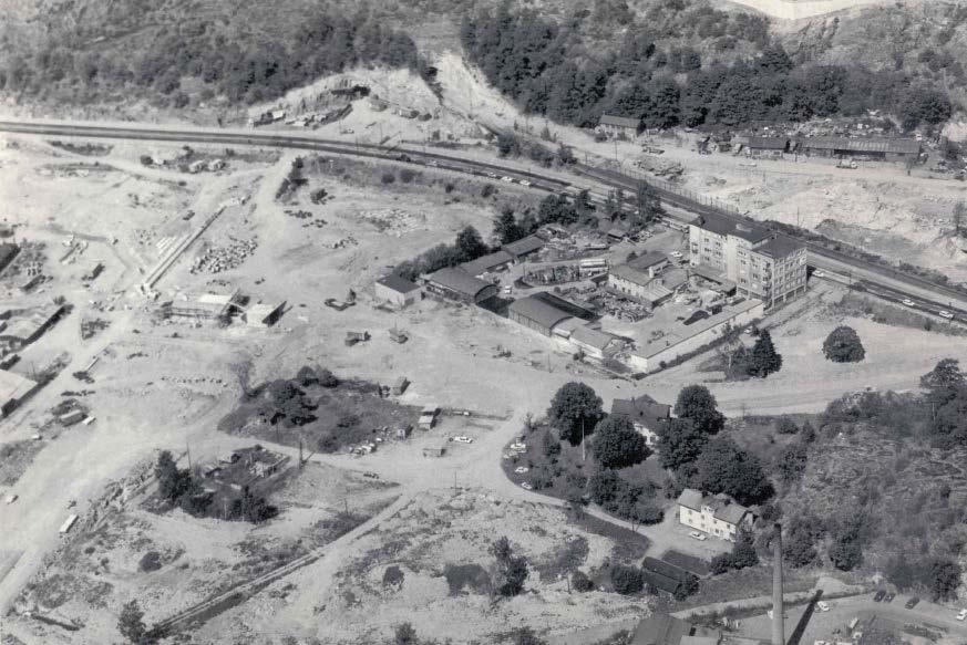 Den har en omsorgsfylld murad sida mot byggnaden med bevarat äldre landsvägsräcke. Fanny Udde på 1960-talet.