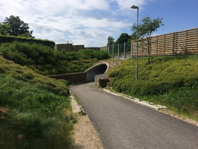 En tunnel kan uppfattas som otrygg då den inte bara har bristfällig belysning utan även har smal bredd, skymd sikt och en tvär sväng på nästan 90 grader in i själva