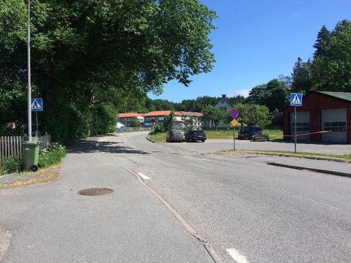 Det finns även ställen med "zebramålning" i gatan men utan skyltar. Dessa övergångställen kan skapa svårtolkade trafiksituationer för både fotgängare och bilister.