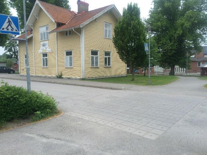 OBS; väghållare Trafikverket Bild 17 Övergångsställe utan målning i gatan vid Järnvägsgatan (Lilla Edet) De övergångställen och passager som är tillgänglighetsanpassade har varierande typ av