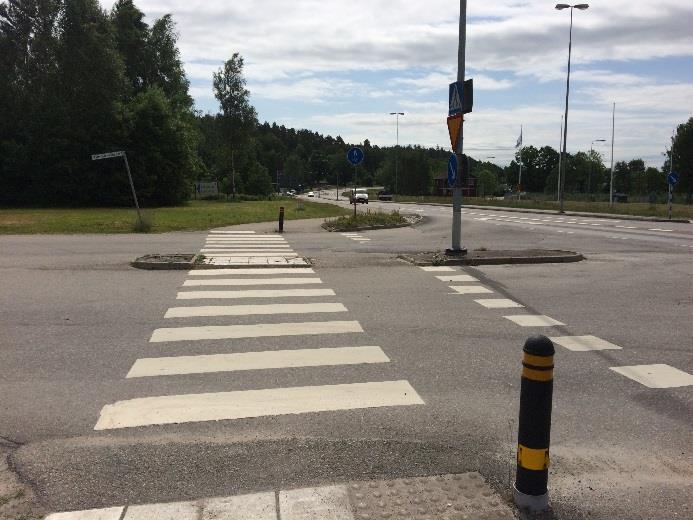 övergångställen. Vid flera av dessa finns dock inte möjlighet att "käppa" sig vidare, d.v.s det finns inga naturliga eller anlagda ledstråk i anslutning till övergångställets taktila plattor.