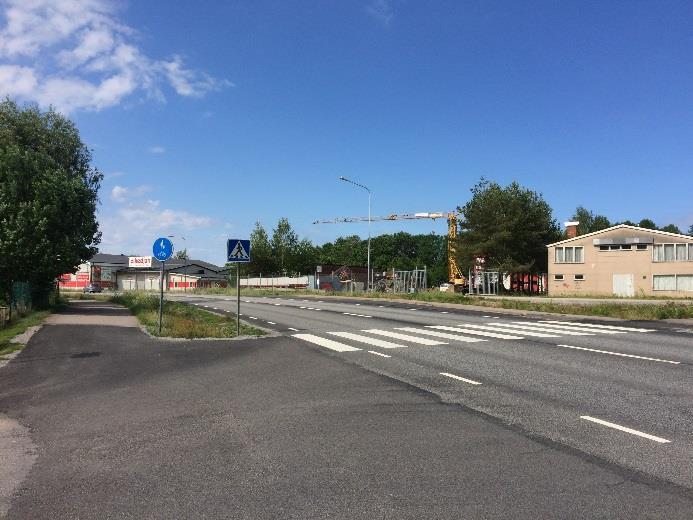 Den varierande standarden och utformning på övergångställen, passager och hållplatser kan även tyda på bristfällig effektiviteten i planeringen.