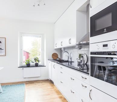 ritning Kök G S V V T Ö Ek: trestavsparkett Trälist: rundad vitmålad Vitmålat Stänkskydd: kakel, ca 50 cm Vitmålat Köksinredning Ballingslöv eller likvärdig - Läckageskydd i diskbänkskåp (aquamatta)