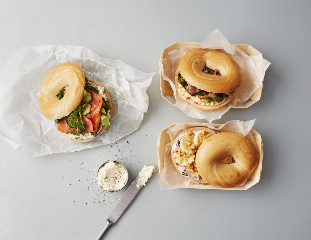 Bagel med ROSTBIFF OCH ROSTAD PAPRIKA 150 g rostad paprika, hackad ½ röd chili, finhackad 1 vitlöksklyfta, pressad 10 bagels 20 skivor rostbiff 1 st rödlök, strimlad Rör samman färskost med rostad