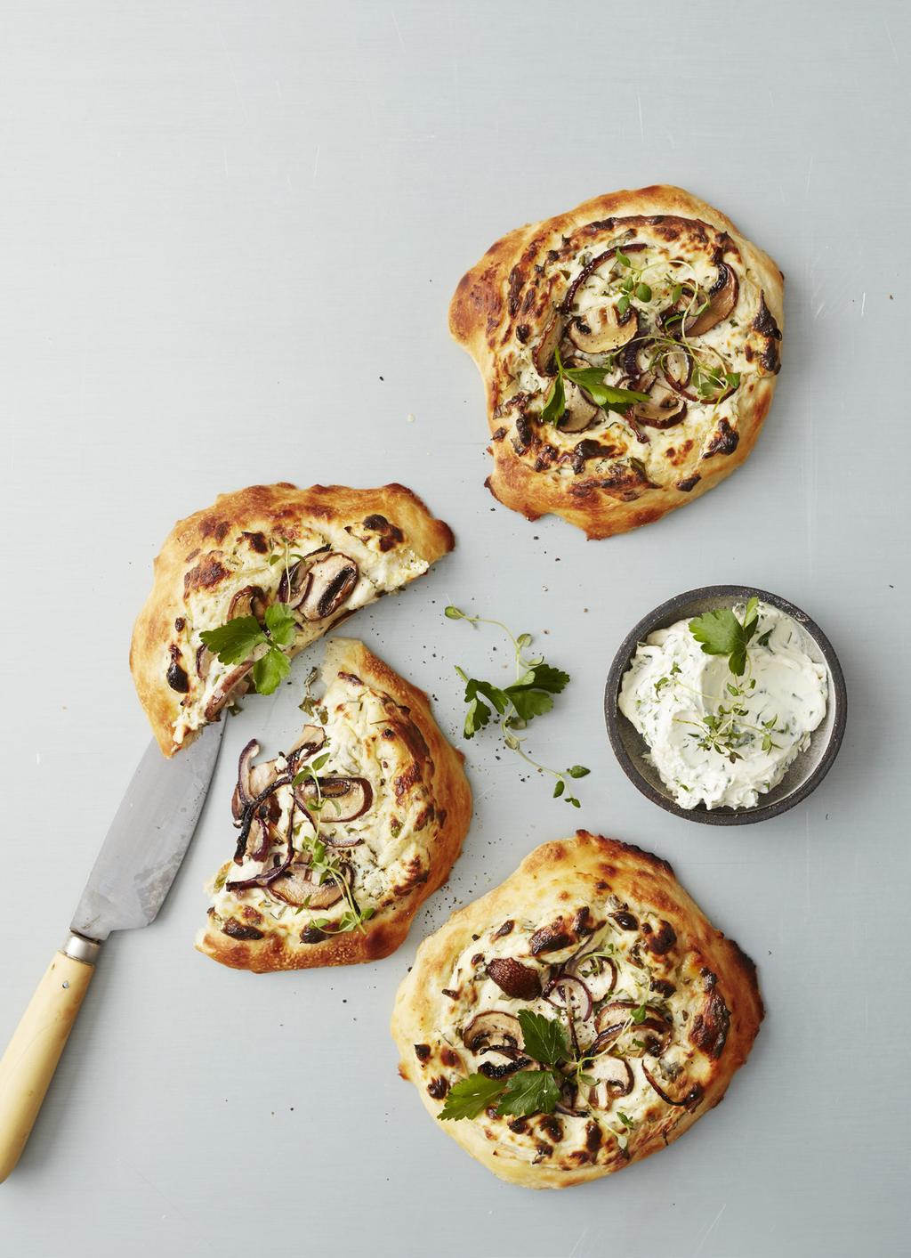 Flatbread med SVAMPFYLLNING 1 sats flatbreaddeg 3 st vitlöksklyftor, pressad 2 msk bladpersilja, hackad ½ msk timjan, hackad 2 citron, zest 750 g svamp, skivad 3 st gul lök, hackad färska örter