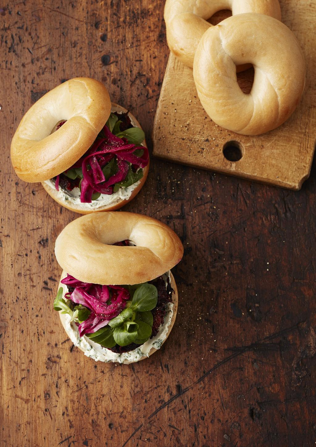 vitlöksklyfta, pressad Bagel med RÖDBETSBIFFAR OCH PICKLAD LÖK 2 msk basilika, hackad 1 st vitlöksklyfta, pressad 10 st bagels sallad Rör samman ättika, socker och vatten.