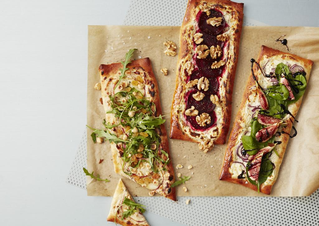 Tarte Flambée med ÄPPLE, RUSSIN OCH HONUNG 1 sats Tarte Flambée deg ½ msk kanel 2 msk timjan 1 msk honung 6 äpplen, tunt skivade valnötter gula russin honung Dela degen i 10 bitar och kavla ut den