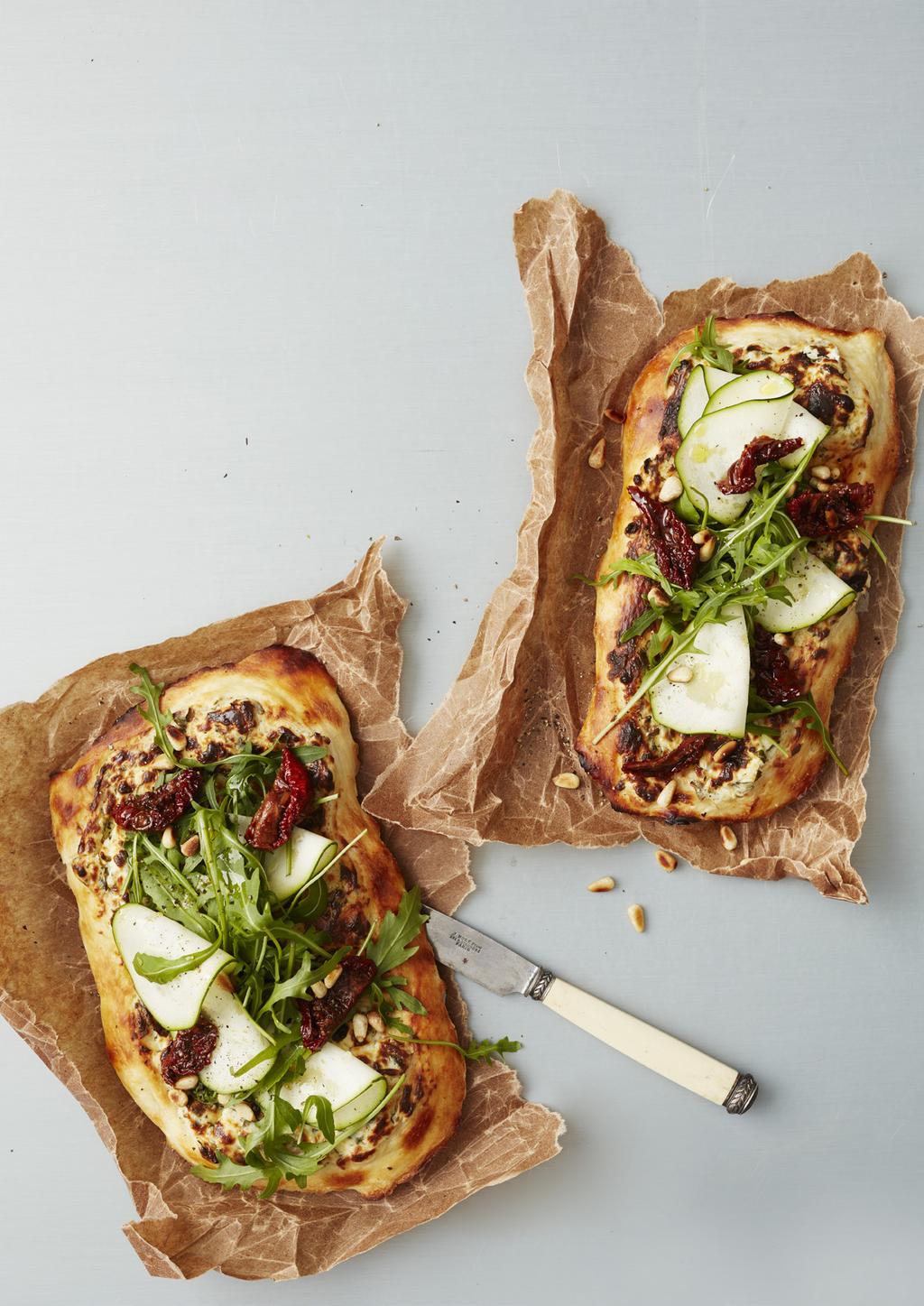 Flatbread med MEDELHAVSSMAKER 1 sats flatbreadsdeg ½ dl timjan 3 citron, zest 3 st vitlöksklyftor, pressad squash, tunt skivade soltorkade tomater rostade pinjenötter Flatbread med SKINKA OCH