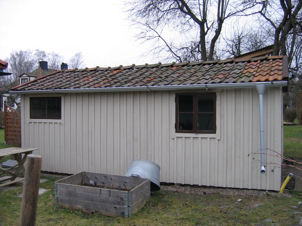 Garage inom Nämndemannen 10, Askersund Fastighetsägaren erhöll bidrag för restaurering av tak, utvändig målning samt reparation av dörrar. Taket har setts över.