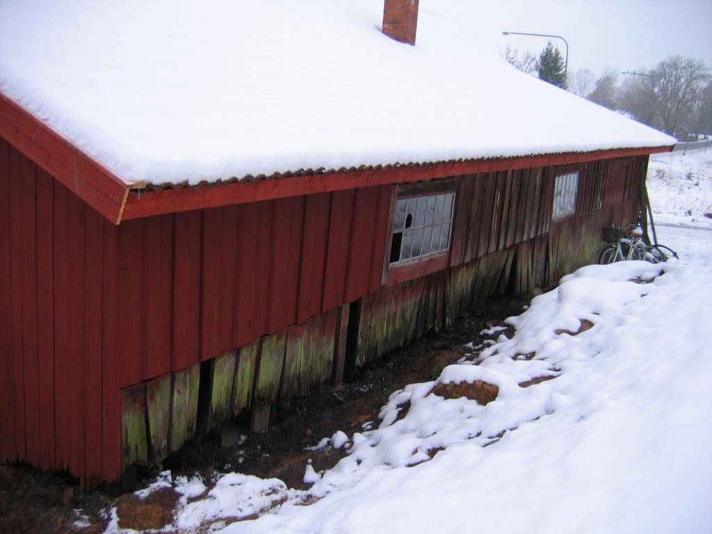 Taket har setts över, tegel och läkt har bytts efter behov. Taket har kompletterats med pannor lika de befintliga.