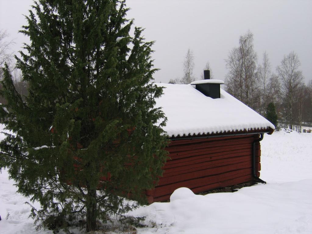 Skorstenen och murstocken plockades ner till taket på ässjan. Det befintliga teglet var i så dåligt skick att det inte gick att återanvända.