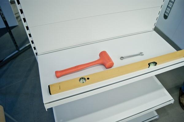 Normalt räcker det med 0mm. Mät gärna höjdskillnaden längs golvet där hyllsektionen skall stå för att försäkra om att det inte är ojämnheter ÖVER 0mm.