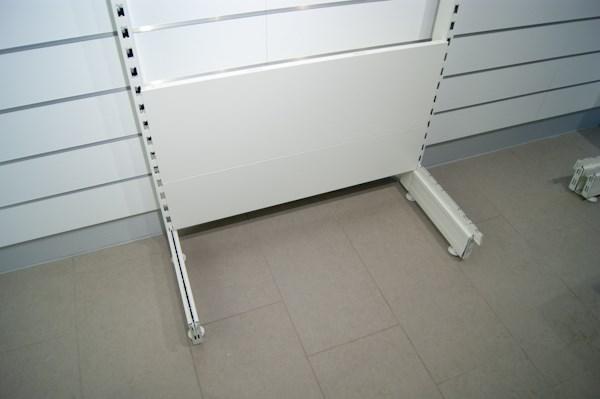 .5 Montering Sätt därefter i nästa bakväggpanel () och kontrollera att alla hängkrokarna () i störta möjliga mån är i botten av spåren i stolpen.
