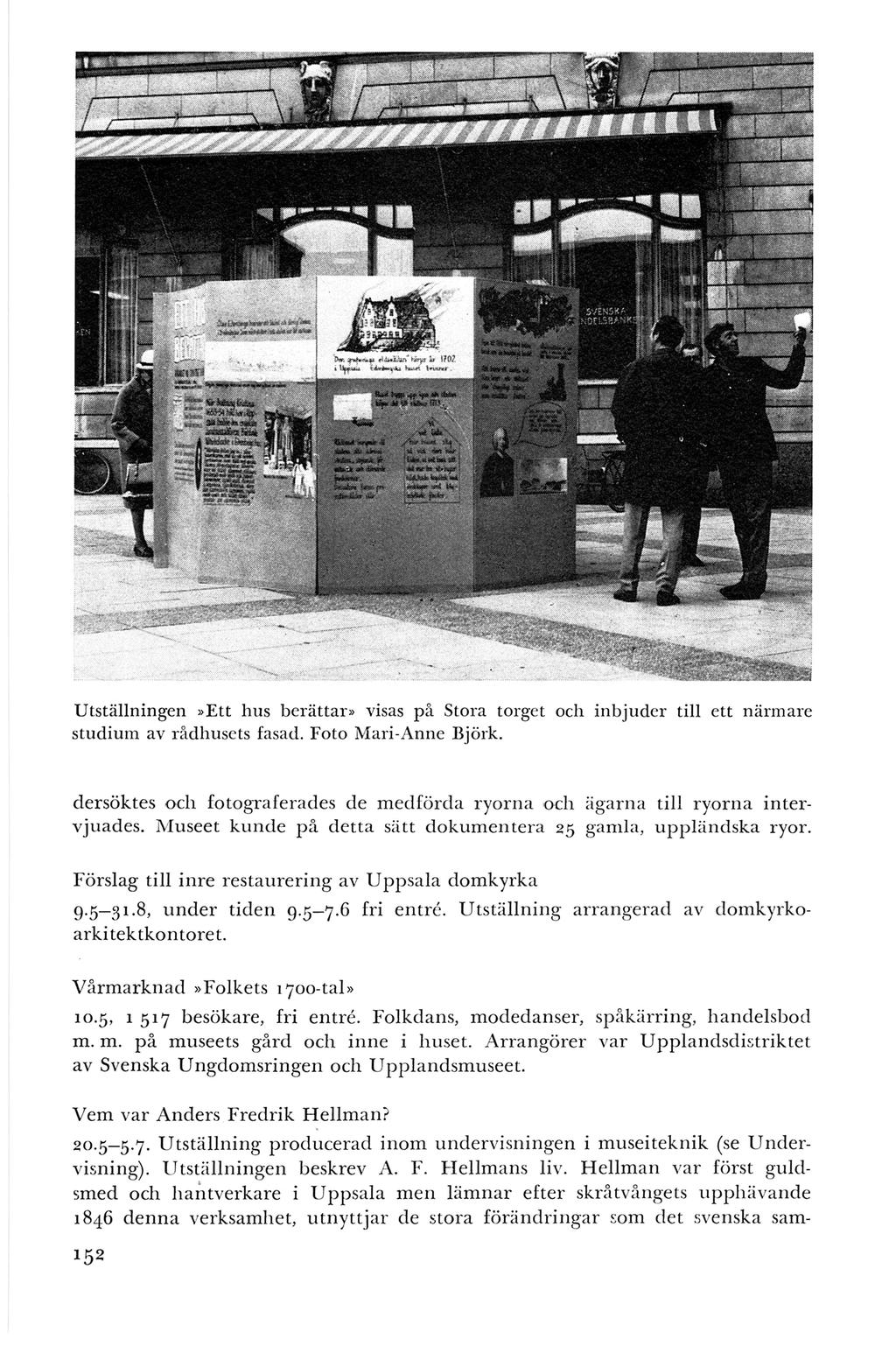 Utställningen Ett hus berättar» visas på Stora torget och inbjuder till ett närmare studium av rådhusets fasad. Foto Mari-Anne Björk.