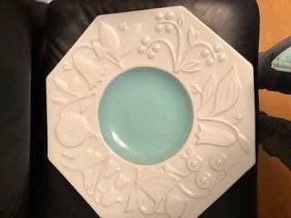 Mått höjd 18 cm, diameter 13,5 cm. Har också en grön trekantig vas, metallskimmer i glasyren.