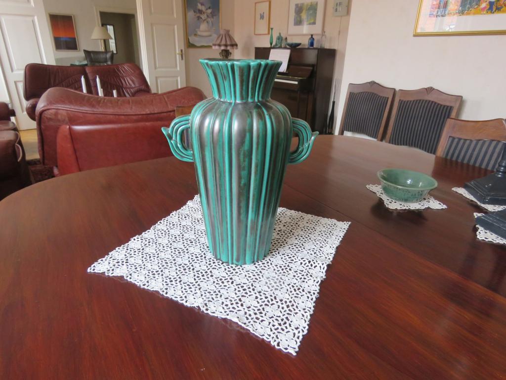 24 Fråga 18 juli 2018 Vi undrar hur gammal vasen och fataet är och vem som designat dessa Höjden på vasen är 32 cm och längden på fatet är 26 cm