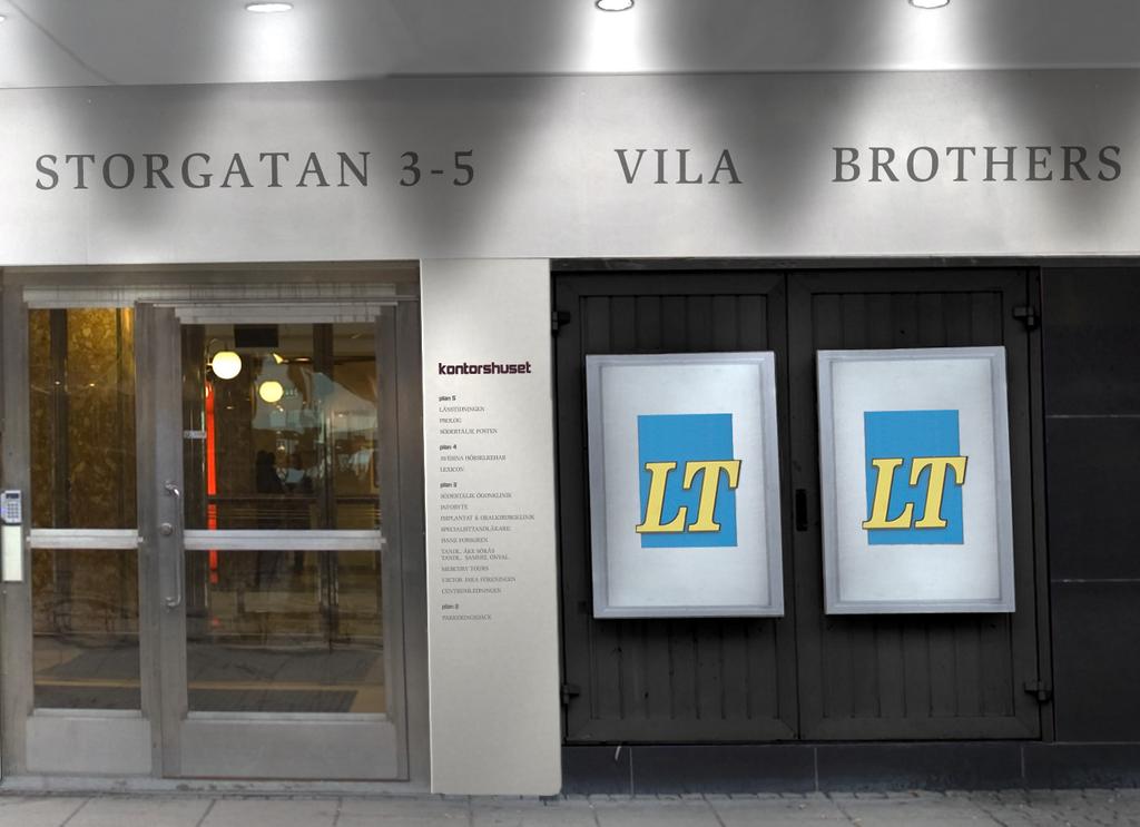 Skylt 41 - återfinns vid P-däcks ingång till Galleria Mattborstad rostfri plåt med texten i svart film och belyst ovanifrån.