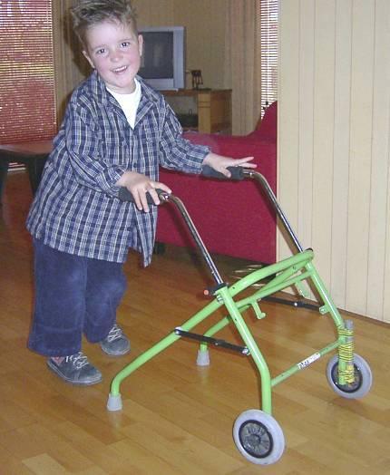 1. Pinguïn User guide 1. The Pinguïn Pinguin är en ventral rollator för barn.. Rollatorn ger det stöd barnet behöver för att gå oberoende.