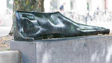 Kajsa Mattas (f. 1948), In Manus Tuas, 2003 04, brons, relief i diabas. Foto: Stewen Quigley Tisdag 20 mars 18.00 19.00 Stadsvandring: En vandring för demokratin.