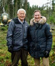 Koichiro Nakashima, det japanska företaget Meikens vd och huvudägare, och Peter Forssell, SCA Timbers försäljningschef i Japan.
