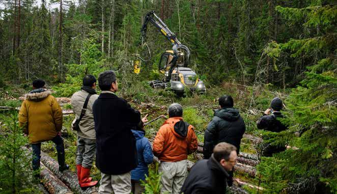 Med lånade stövlar och stor entusiasm vandrade hela gruppen en rejäl bit in i skogen för att få se en skördare i fullt arbete.