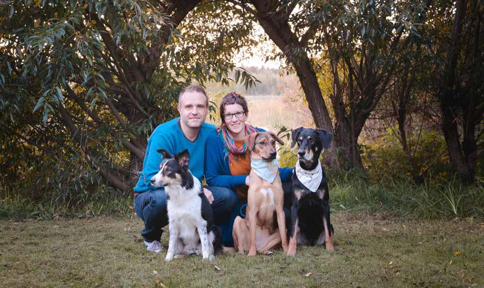 Joeri Van Hoof och Fenne Kustermans och deras tre hundar. Foto: Fenne Kustermans 62 dagar i norr ändrade allt Det började med en sökning på en av uthyrningssidorna på Internet för två år sedan.