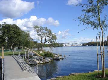 en barnstuga flyttades till annan plats på ön. I parken finns bollplan och lekplats i östra delen.