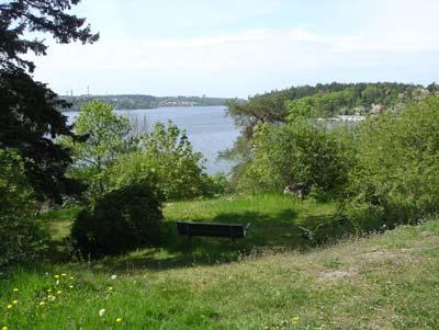 ALUDDSPARKEN (13) Aluddsparken är ett vackert naturkvarter vid Aluddsvägen. En smal stig leder från vägen ner till en enkel sittplats med vacker sjöutsikt.