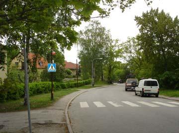 Essingeringen (21) Essingestråket, gatuplantering (23) På Essingeringen mellan Essingestråket och Gammelgårdsvägen finns gröna ytor på gatans båda sidor.