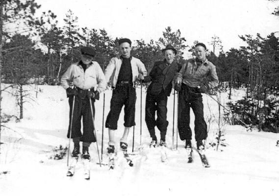 Vi närmar oss nu Håga och där på samma sida av dammen finner vi tvättare Lundkvist, bror till Herman Det var föresten där som jag såg den första tvättapparaten Stötlådan.