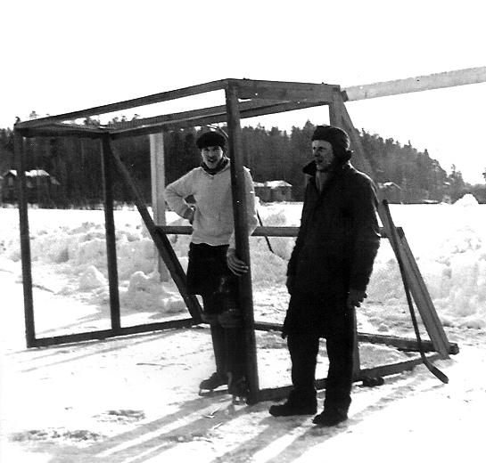 Hågadammen. Det skulle inte kännas riktigt på något vis att helt gå förbi Hågadammen utan att beröra dess betydelse som lek eller samlingsplats under vintern.