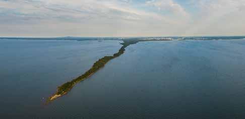 Lidköping Hindens Rev Hindens rev är en lämning från istiden och ett naturreservat med en 25-100 meter bred spets som löper ut i Vänern.