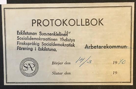 Ulla-Christina, klass 5 c, visar med sin teckning hur ungdomsmodet såg ut i skarven mellan 1950- och 60-talet med tuperat hår, välsminkat ansikte och knälång klänning med vidd. Svenskt barnbildarkiv.