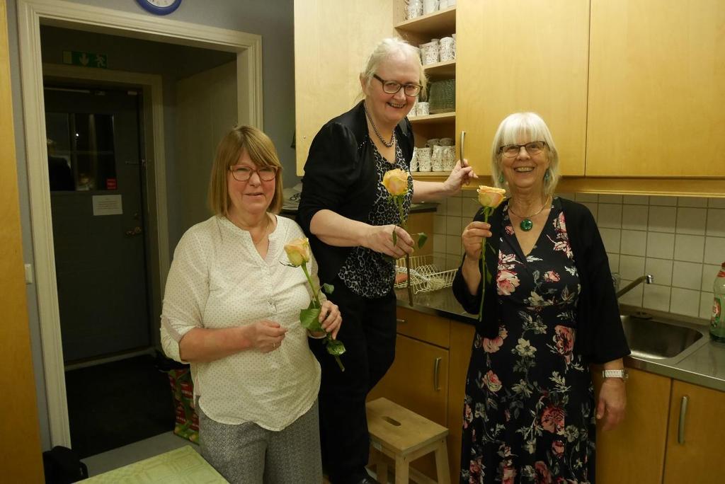 Bild 2. Ing-Gun Randewall, Vackamo, Vivi-Ann Ekström, Fiskesjö och Kerstin Fridholm, Broakulla, i köket på Hembygdsgården.