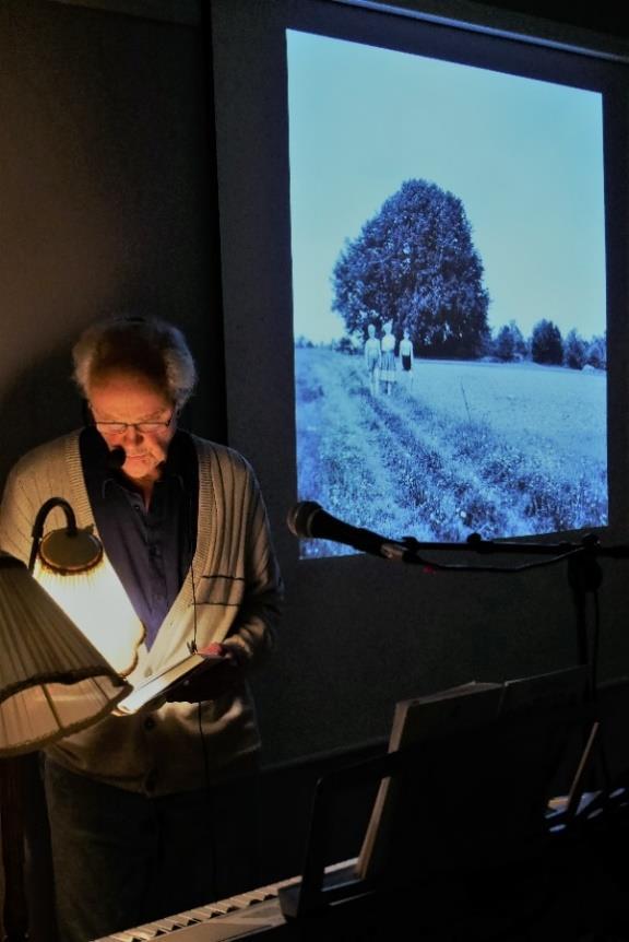 Lite grand från ovan av Rune Johansson, Algutsboö Rune (bild 10) berättar om att han när han var skolpojke fick följa med ringaren upp i kyrktornet i Algutsboda kyrka.