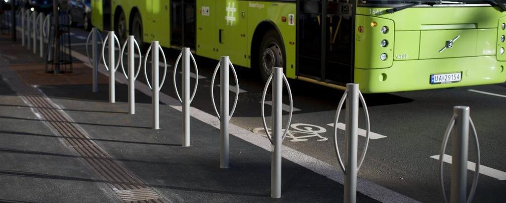 Dessa cykelparkeringar bör alltid vara försedda med möjlighet till ramlåsning. Figur 5. Exempel på cykelparkering som smälter in i stadsbilden och där cykeln kan låsas fast i ramen.