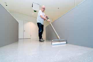 För att skapa halkskyddade golv finns det flingor och kvartssand som kan appliceras i golvsystemen.