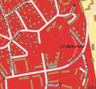 Planområdet i de södra delarna består idag av en park med träd och buskar på en kulle och en anlagd gräsmatta vid kullens fot, se foto 1och 2. I norr finns en tomt med en befintlig klotformad byggnad.
