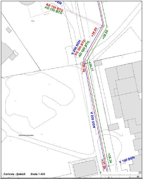 Figur 3. Tappkallvatten (blå) dagvatten (grön) och spillvatten (röd) längs Glasmästaregatan som ägs av kommunen. Underlag från Göteborgs Stad.