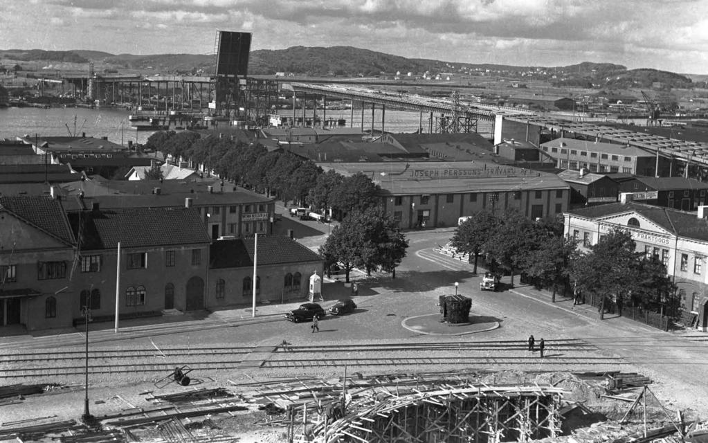 Götaälvsbron byggs, oktober 1938. Vid uppförandet av bron togs stor hänsyn till befintlig bebyggelse, och nästan inga hus behövde rivas.