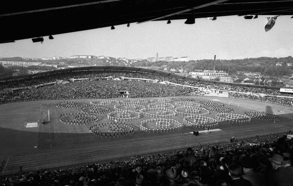 Invigning Nya Ullevi 1958. Ullevi stod klart inför fotbolls-vm 1958. Riksidrottsförbundets vice ordförande Bo Ekelund invigde arenan och över 50 000 människor på läktarna deltog i festligheterna.
