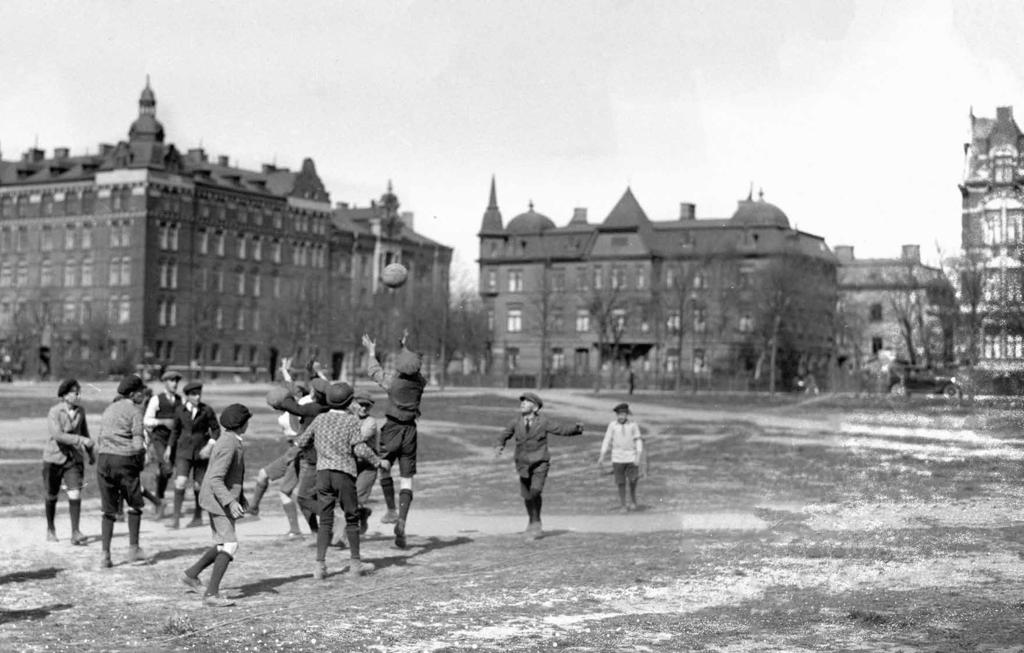 Sveriges första riktiga fotbollsmatch ägde rum på Heden (se bild) och det var Örgryte Idrottssällskap, då även kallat Örgrytes skottelag, mot Lyckans Soldater som drabbade samman den 22 maj 1892.