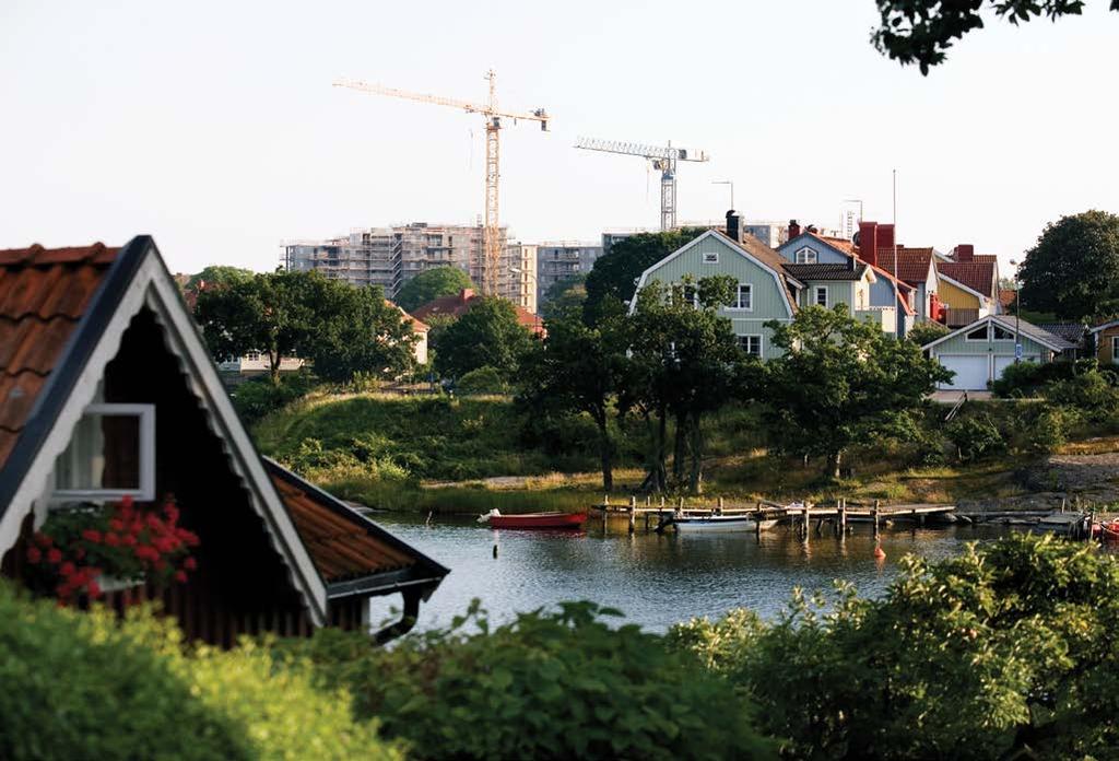 förbindelser. Servicefunktionerna kräver ett visst befolkningsunderlag och därför är förtätning i redan etablerade stadsdelar och samhällen att föredra.